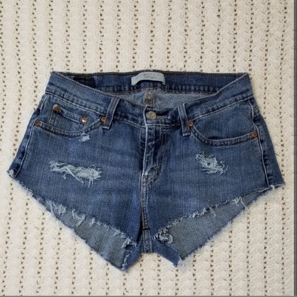 Adorable Levi's Cutoffs +1 - Picture 3 of 7